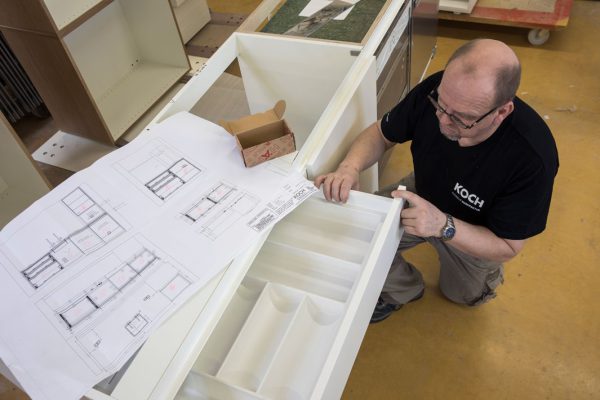 Mitarbeiter von Koch Küchenstudio bei der Arbeit