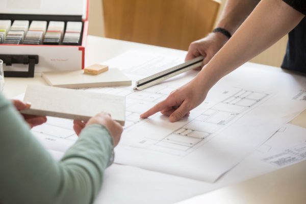 Mitarbeiter von Koch Küchenstudio bei der Arbeit