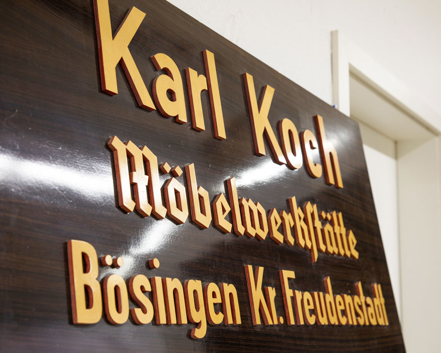 Schild mit der Beschriftung: Karl Koch Möbelwerkstätte Bösingen Kr. Freudenstadt