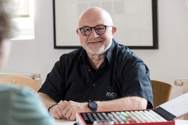 Karlheinz Koch im Gespräch mit anderer Person